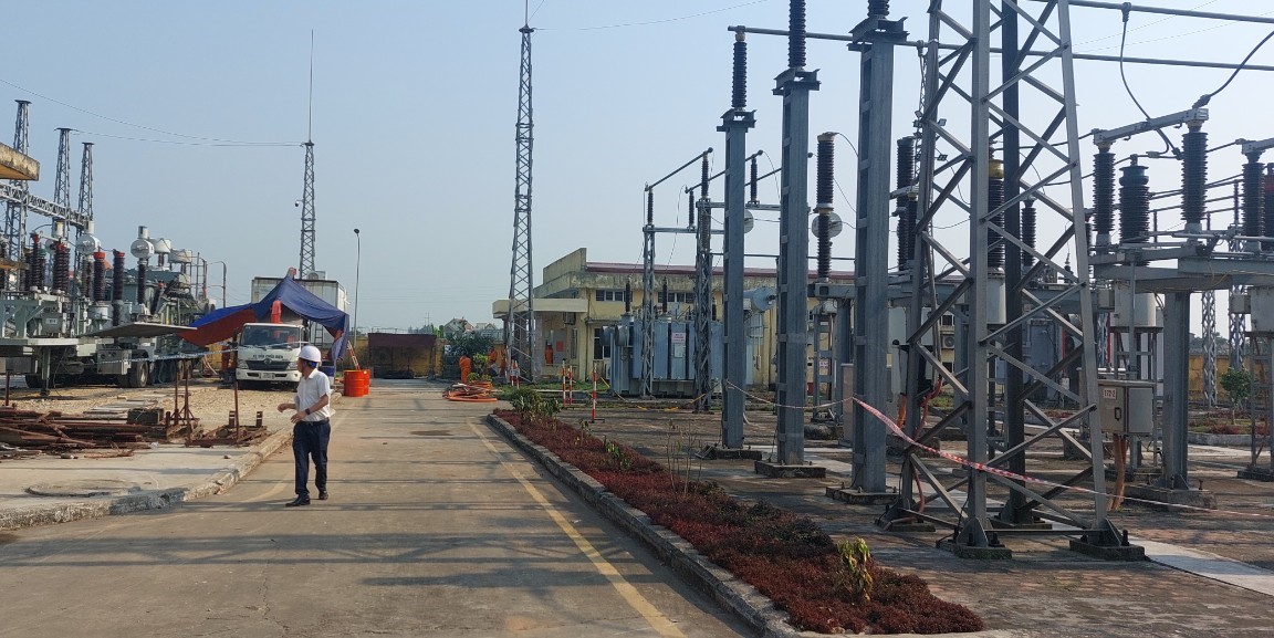  Xí nghiệp Dịch vụ Điện lực Nam Định thực hiện lọc dầu, xử lý tiếp xúc MBA T3 - Trạm 110 kV - E3.8 Lạc Quần 